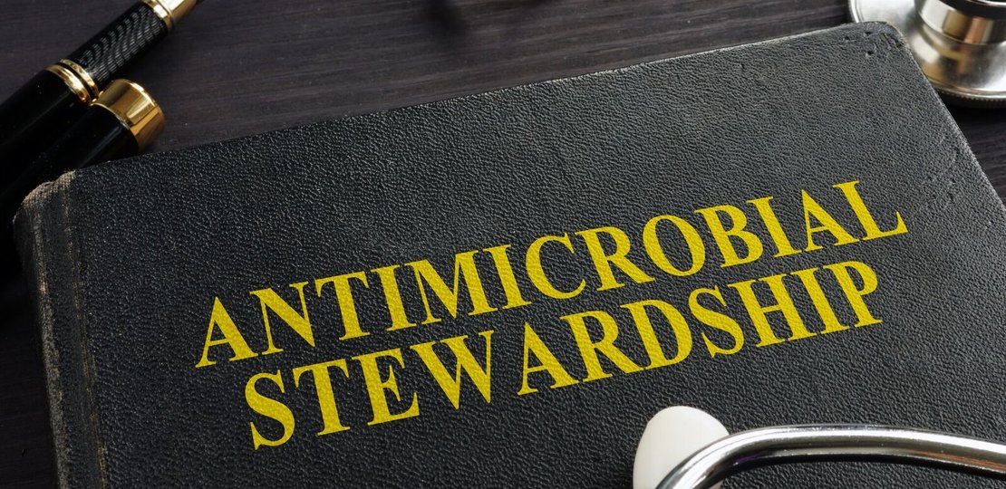 Un article sur les enjeux et défis d'un programme d'antibiotic stewardship!