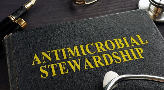 Un article sur les enjeux et défis d'un programme d'antibiotic stewardship!